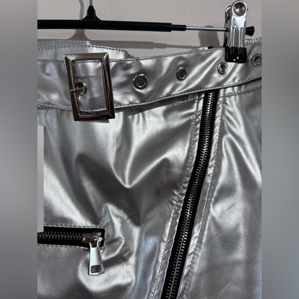 Metallic Silver Women's Skirt size xxl NWT‎ with zippered pockets and belt - Picture 5 of 8